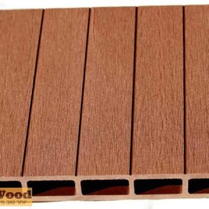 גדר חום עם פסי רוחב